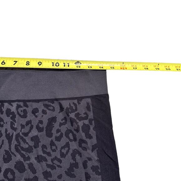 Sweaty Betty Animal Print Black and Gray Leggings size 12 - Picture 5 of 7
